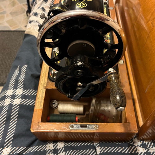 Sewing machine used, 50-60 years old, Japanese in excellent condition
