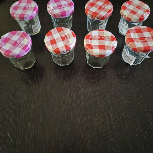 Small jars used, pack of 8, 30 grams Bonne Maman