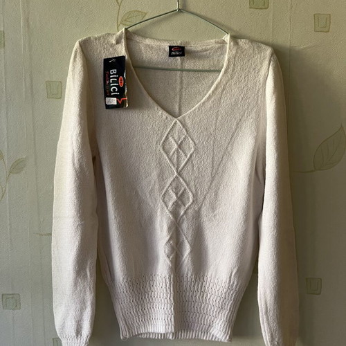 A-Style white wool sweater new with label