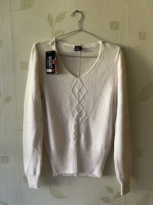 A-Style white wool sweater new with label
