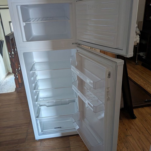 Whirlpool refrigerator, 212 L total capacity