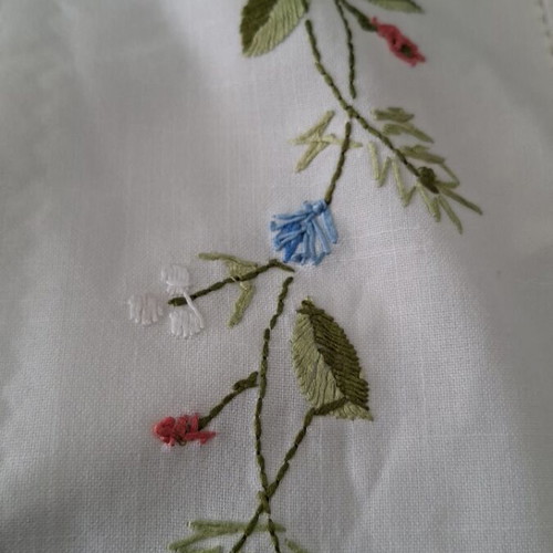 Hand-embroidered white tablecloth with blue flowers 170×220 and 8 napkins new