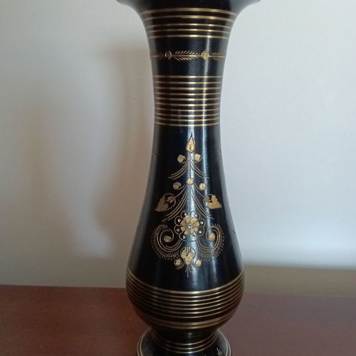 Metallic sprayers and vase with black background and gold decoration, like new