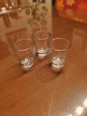 Shot glasses like new, set of 3 small
