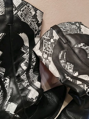 Boot black and white color like new, size 40