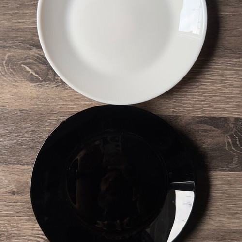 Set of black and white plates 18 cm like new, minimal design