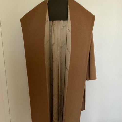 Max Mara camel coat size 40/42 like new with satin lining