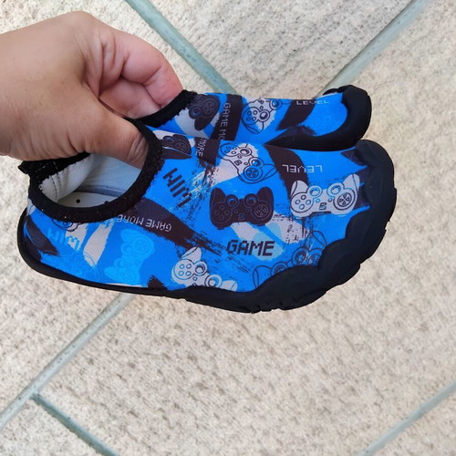 Beach shoes like new, sizes 30/31, black and blue