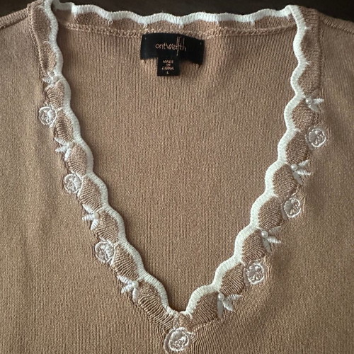 Beige knitted women's blouse L with white embroidered flowers and pearl