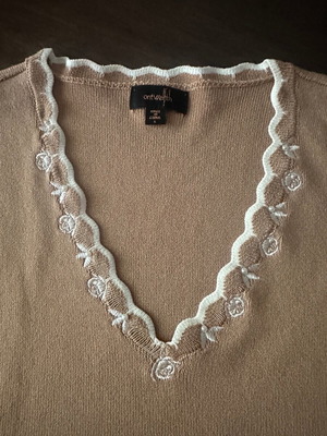 Beige knitted women's blouse L with white embroidered flowers and pearl