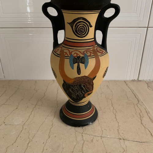 Cretan vase used with painting from Knossos