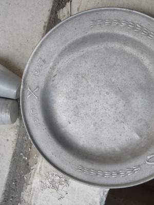Πιάτο συλλεκτικό μεταχειρισμένο 10 χρόνων από Οκτωβριανή Επανάσταση με ποτήρια