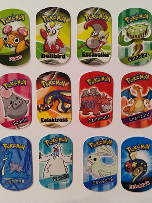 Pokemon caps 2016 set of 18 gold, like new