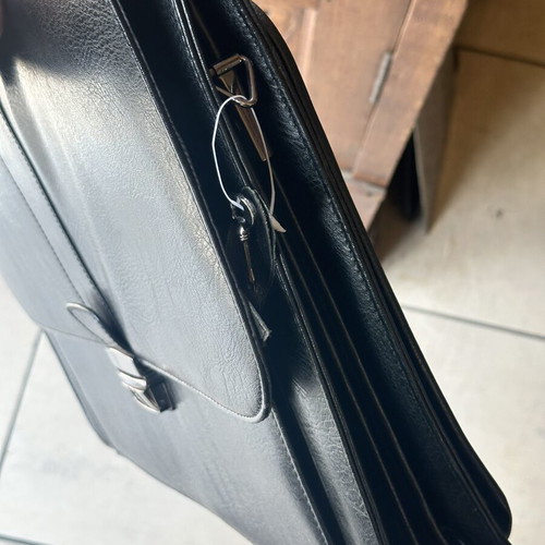 Business Briefcase black like new with lock and keys