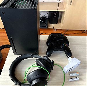 Xbox Series X 1Tb, 2 χειριστήρια, ενσύρματα Gaming ακουστικά Xbox με μικρόφωνο & 4 επαναφορτιζόμενες μπαταρίες ΑΑ με φορτιστή για μπαταρίες.