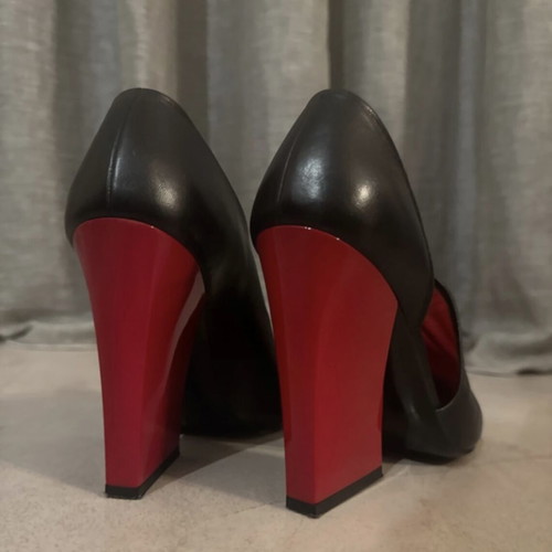 Black leather pumps with red heel like new