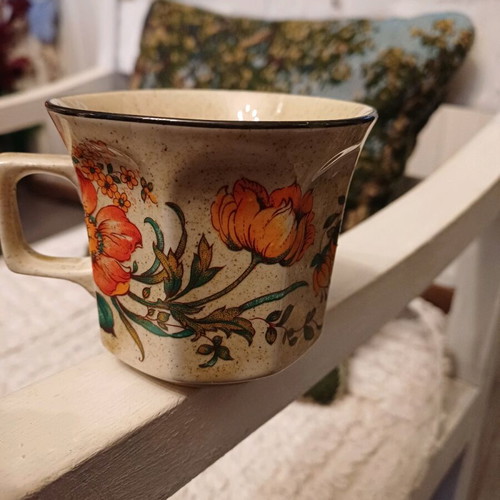 Set of 5 coffee cups and 6 tea cups with saucers like new