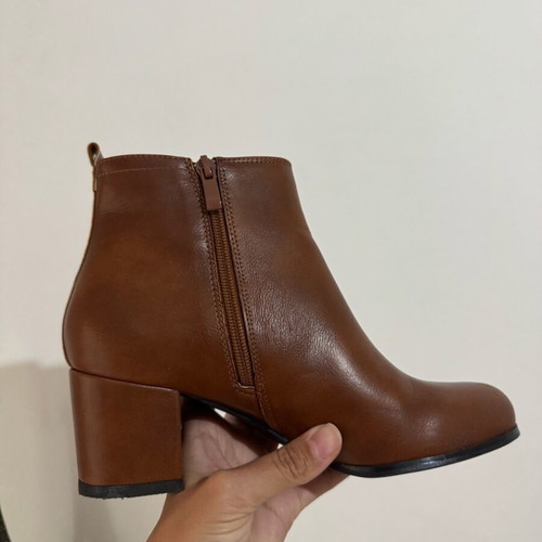 Brown ankle boots size 39 like new with low heel