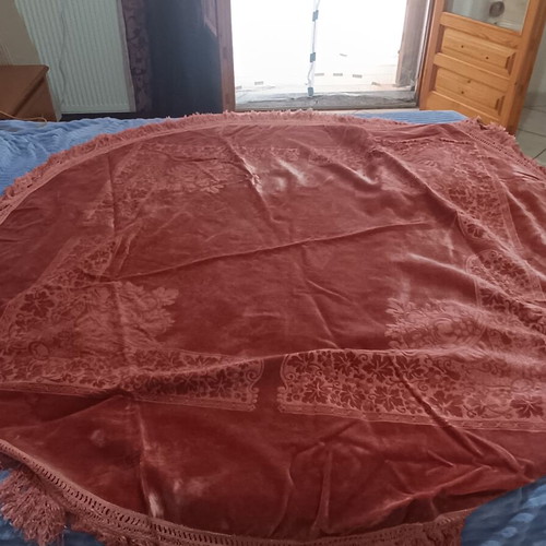 Velvet Rotonda tablecloth like new