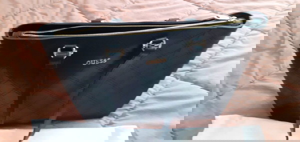 Κλασσικη αξια! Τσάντα ώμου guess μαύρη εξαιρετική