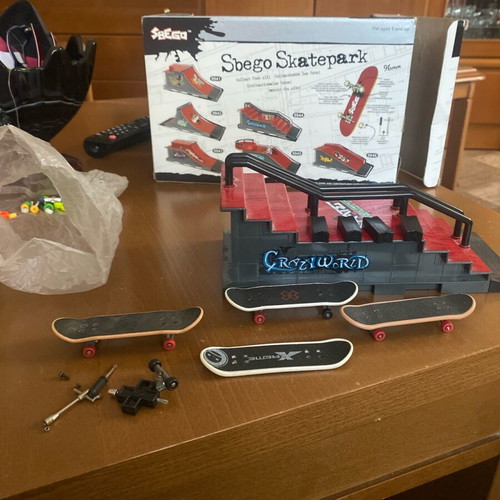 Fingerboard skateboards skate park toy like new
