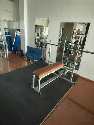 Πάγκος πιέσεων με μεταλλικό σκελετό και δερμάτινη επένδυση