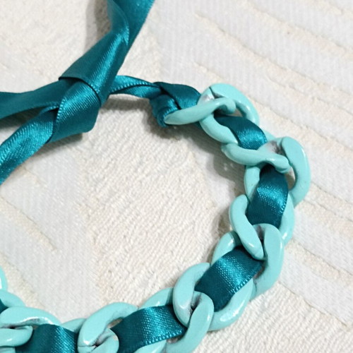 Turquoise bracelet with chain and emerald ribbon bow