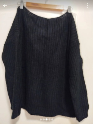 Sweater with open back like new, black, one size