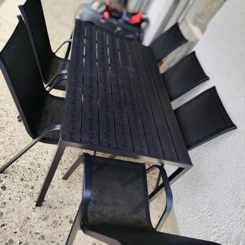 Outdoor table like new with six chairs