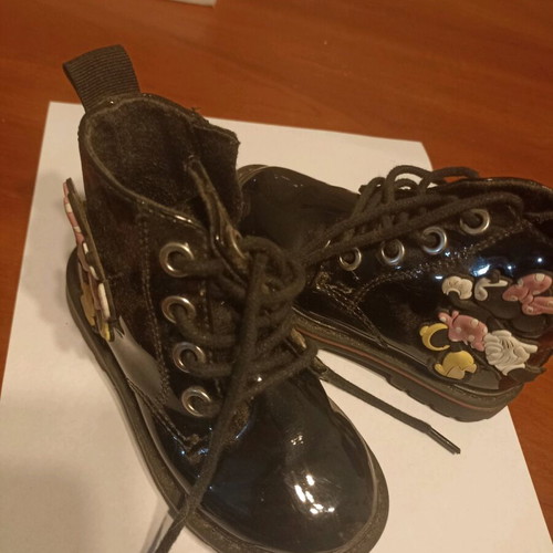 Minie boots used for girl size 22
