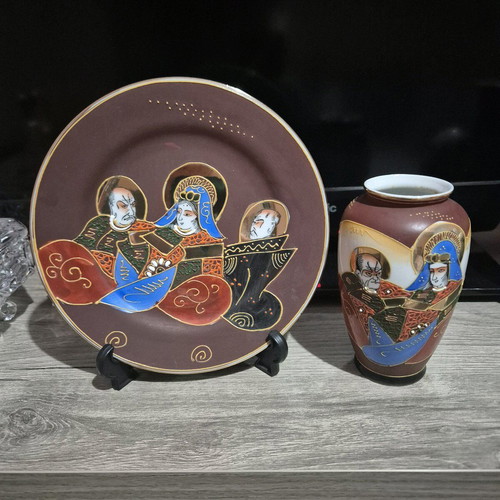 Decorative Japanese plate with vase like new