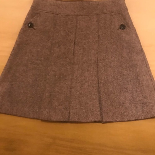 Wool skirt lined with box pleats like new, elegant