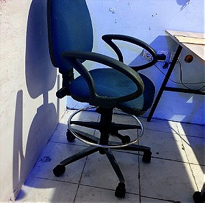 Καρέκλα γραφείου με ανάκληση και στεφάνι