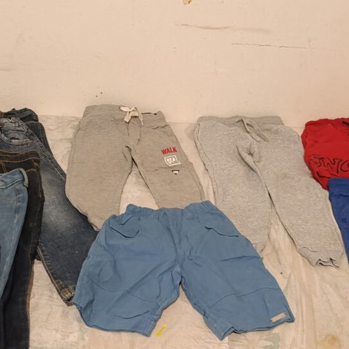 Boys' clothing set like new, 5 jeans, 2 sweatpants, 3 shorts
