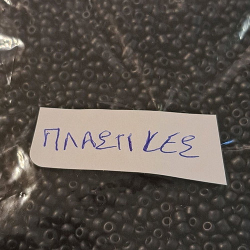 Plastic beads black 225g like new