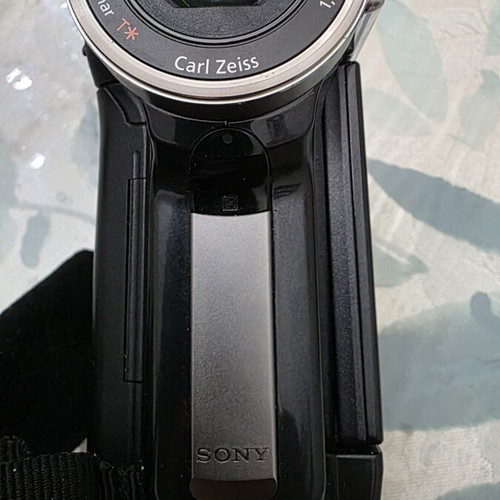 Sony DCR-PC1000E 3CMOS MiniDV 2.8 Megapixel Handycam Camcorder