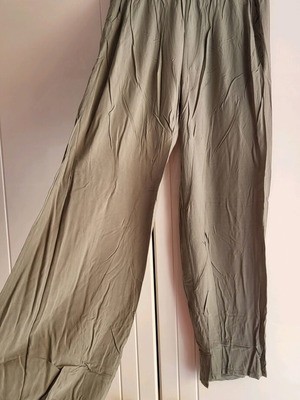Women's khaki pants Large like new, 100% viscose with pockets