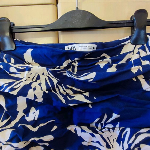 Zara midi cotton printed skirt like new, size large