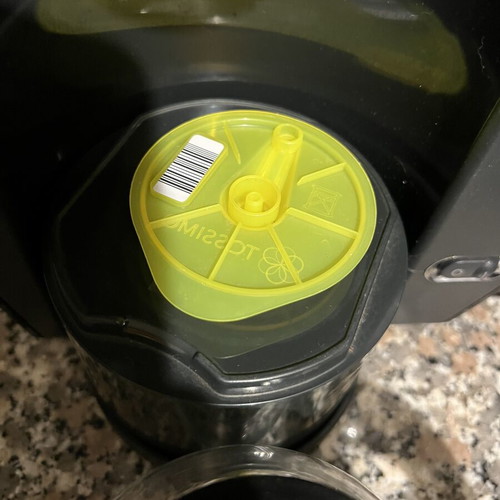 Bosch Tassimo Coffee Maker like new with descaling accessory and teapot