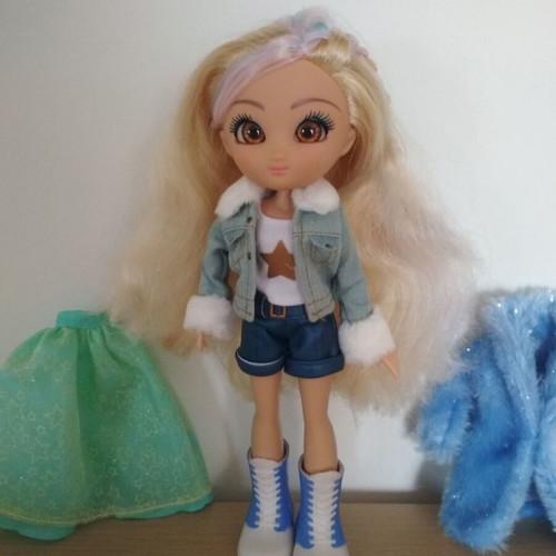 Unique Eyes Rebecca Total Look doll like new with 2 outfit sets