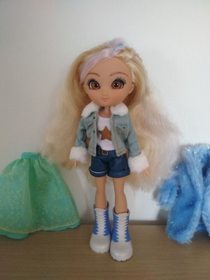 Unique Eyes Rebecca Total Look doll like new with 2 outfit sets