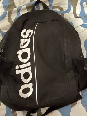 Σακίδιο Adidas μεταχειρισμένο, μαύρο και άσπρο για γυμναστήριο και καθημερινή χρήση