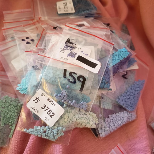 Diamond painting beads like new, set of 182 shades in separate bags