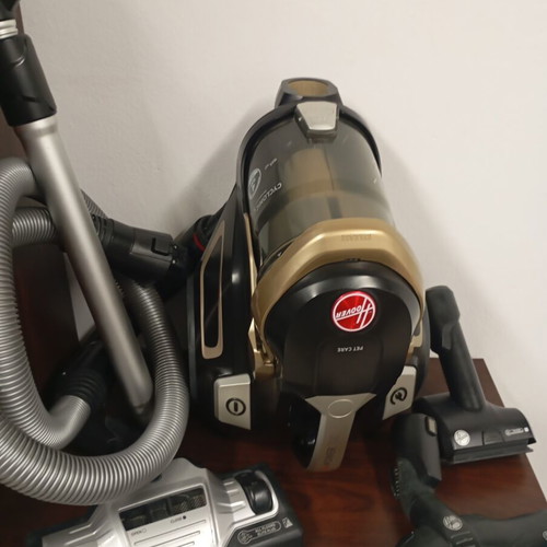 Hoover vacuum cleaner like new, bagless, good working condition
