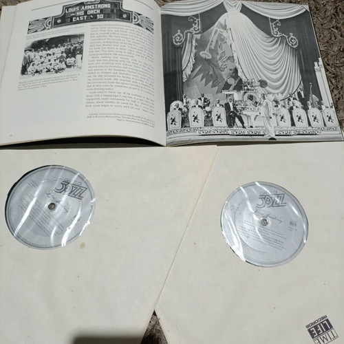 3 vinyl records like new, with case