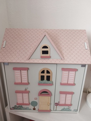 Little Dutch wooden dollhouse with extra figures