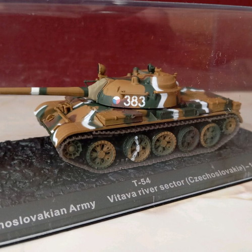 Czechoslovakian T-54 tank model like new, scale 1:72