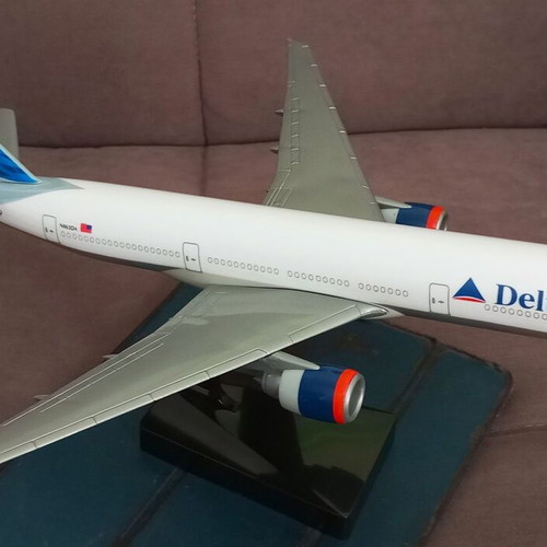 Boeing 777-232ER Delta Air Lines plastic model 1/200 scale new