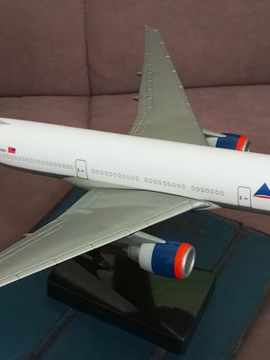 Boeing 777-232ER Delta Air Lines plastic model 1/200 scale new