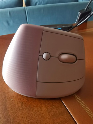 Logitech Lift Vertical Mouse S/M like new, pink